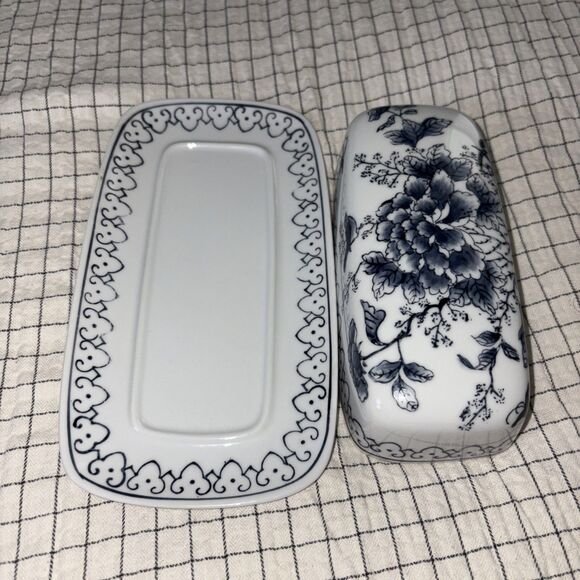 Hung Arts Blue White Floral Ceramic Butter Dish with Lid Made In Hong Kong - Picture 11 of 16